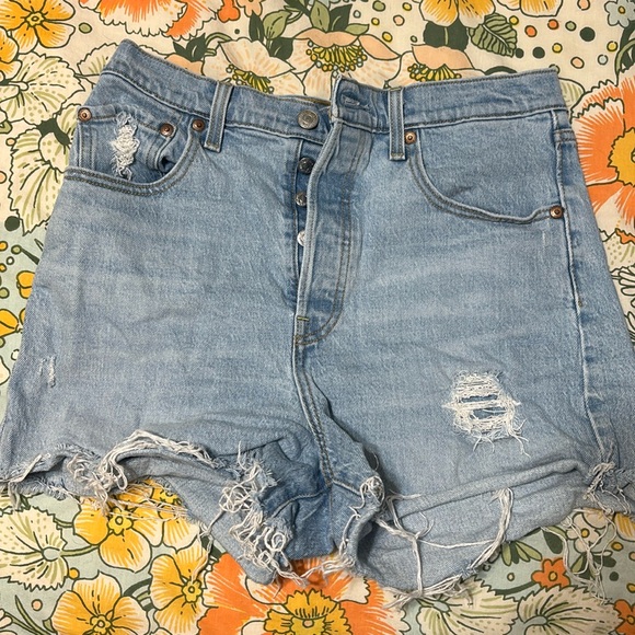 Levi’s Ribcage Shorts - Picture 1 of 3